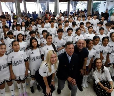 Roberto Carlos visita el Educational Football Program Jalisco, México