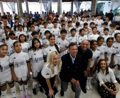 Roberto Carlos visita el Educational Football Program Jalisco, México