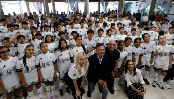 Roberto Carlos visita el Educational Football Program Jalisco, México