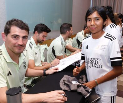 Leyendas del Real Madrid CF conviven con niñas del Educational Football Program Jalisco