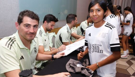 Leyendas del Real Madrid CF conviven con niñas del Educational Football Program Jalisco